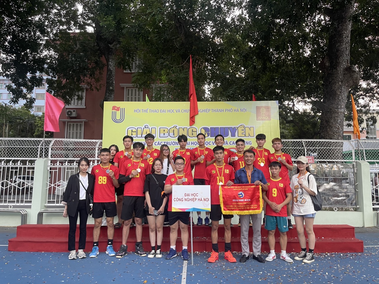 Đội bóng chuyền nam Đại học Công nghiệp Hà Nội đạt Giải Nhì Giải Bóng chuyền sinh viên các Trường đại học, học viện và cao đẳng khu vực Hà Nội