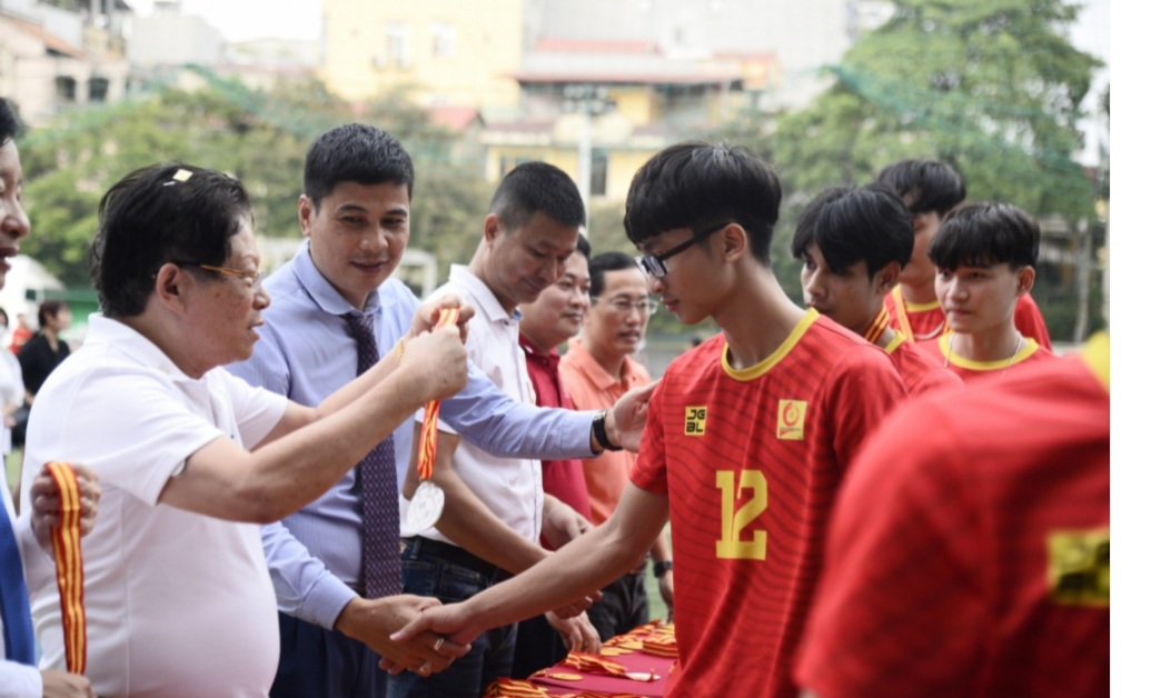 Đội bóng chuyền nam Đại học Công nghiệp Hà Nội đạt Giải Nhì Giải Bóng chuyền sinh viên các Trường đại học, học viện và cao đẳng khu vực Hà Nội