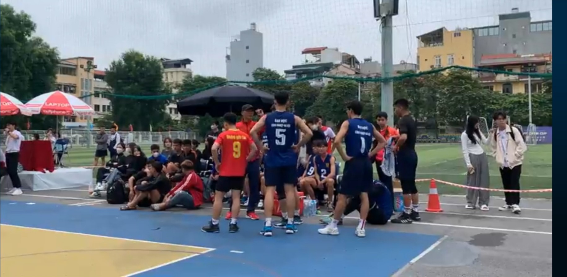 Đội tuyển bóng chuyền Trường Đại học Công nghiệp Hà Nội Xuất sắc giành chiến thắng trước trường đại học Xây Dựng trong trận đấu ra quân của vòng bảng.