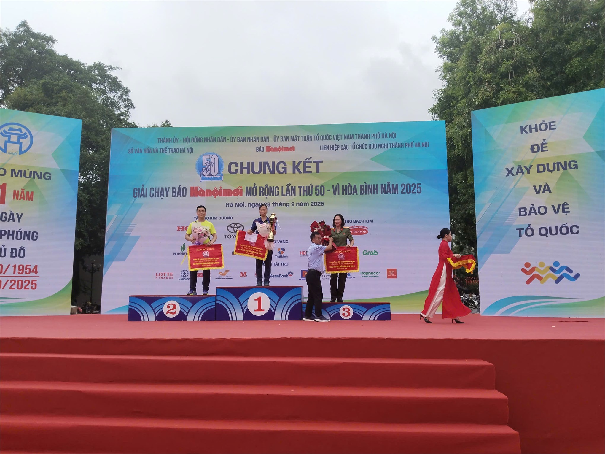 Sôi động chung kết giải chạy Báo Hànộimới mở rộng lần thứ 50 - Vì hòa bình năm 2025.